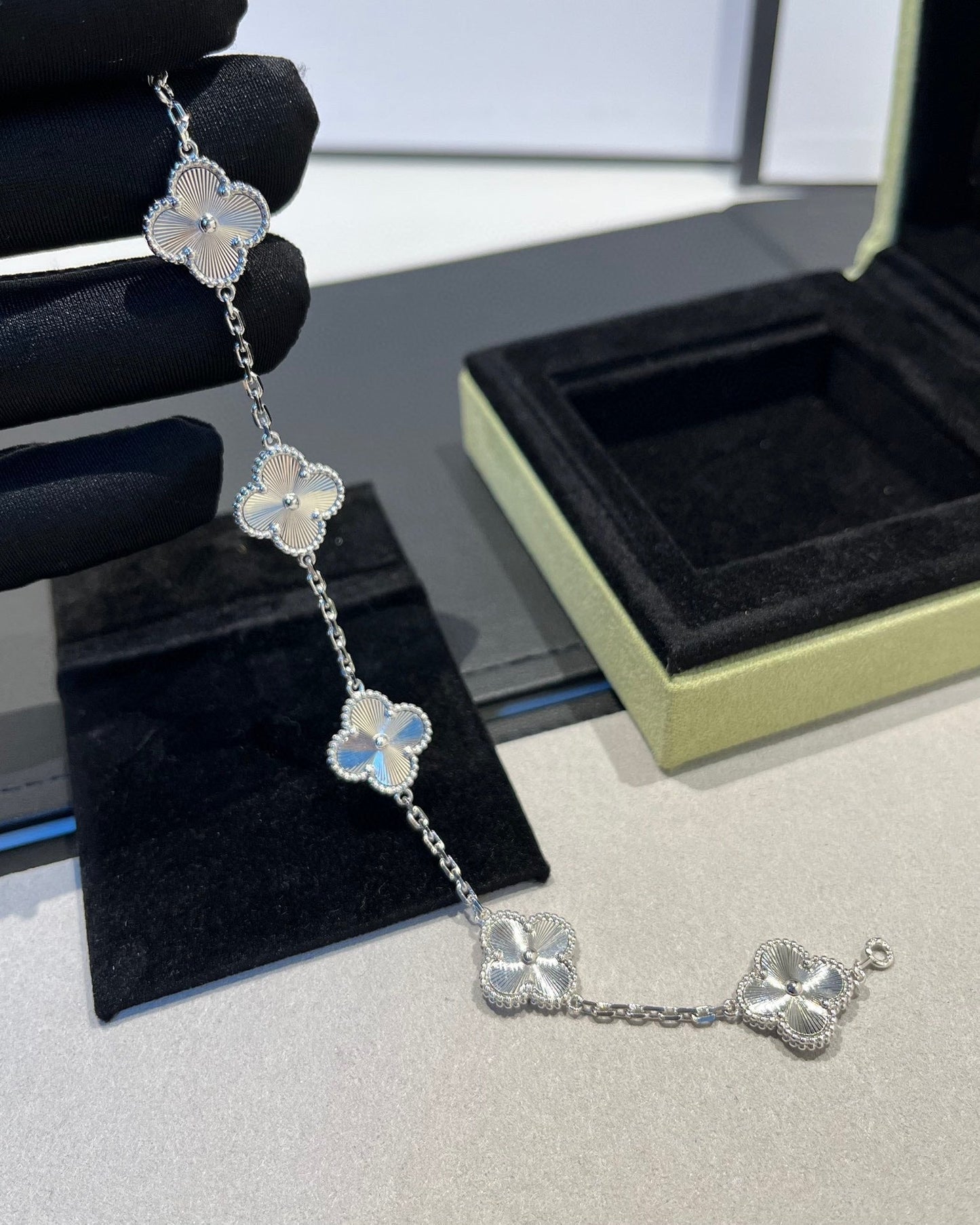 [Vicky]CLOVER SILVER 5 MOTIFS BRACELET